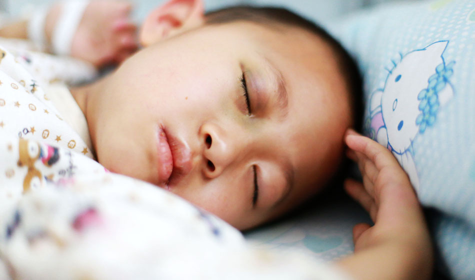 小彬嫻眼部、嘴部、脖子等出血點(diǎn)致使她無(wú)法吃硬東西，不小心劃破一下對(duì)她就是最大的損失，每個(gè)人都在保護(hù)著她，包括幼小的她自己。