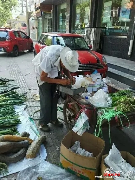 網(wǎng)友爆料：八十三歲，本該在家頤養(yǎng)天年，然而在光明大街水院路口卻有一位爺爺在酷暑烈日當下賣菜和葡萄，如果有住在附近的小伙伴們，如果你正好想買菜，買葡萄，不妨去看看。