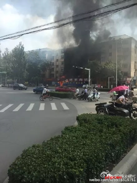 網(wǎng)友爆料：8月11日，邯鄲中華南大街和學院北路交叉口東南角，一飯店起火，消防官兵接警后緊急救援，目前起火原因不明。大家一定要注意用電用煤氣安全。