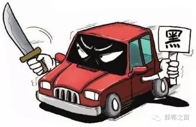 8月3日上午，公交分局接群眾報警稱，在汽車西站搭乘一輛白色奧拓(黑出租車)時，被該車司機持刀搶劫2600元。公交分局迅速組織警力現(xiàn)場勘查、走訪調(diào)查、調(diào)取天網(wǎng)監(jiān)控視頻、尋找嫌疑人蹤跡，經(jīng)大量工作，于次日凌晨6時許，辦案民警在復興區(qū)大乘寺附近發(fā)現(xiàn)嫌疑人的活動蹤跡。經(jīng)縝密布控，辦案民警在火車站一舉將犯罪嫌疑人張某某抓獲，犯罪嫌疑人張某某對持刀搶劫乘客的犯罪事實供認不諱。