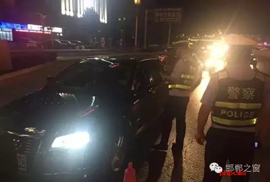 為保證奧運期間有一個良好的道路交通環(huán)境，針對疲勞駕駛、酒后駕駛等違法行為，邯鄲交警六大隊組織開展集中整治酒駕、醉駕專項行動。8月10日，交警六大隊出動警力130余名，出動警車15輛，設(shè)置執(zhí)勤卡點17處，從20時起至23時，在大隊轄區(qū)內(nèi)查獲了18個“酒鬼”以及涉牌涉證違法行為21起。當(dāng)晚，在中華大街水廠路口，有一輛車為了逃避檢查，還試圖倒車逃跑。