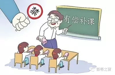 8月10日，記者接到家長舉報，稱邯鄲市七色光水文小學(xué)未開學(xué)，卻接到了學(xué)校補(bǔ)課通知。記者聯(lián)系了校方，該校負(fù)責(zé)人表示將立即停止補(bǔ)課，并將收取的費用退還家長。