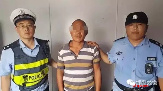 8月12日9時許，邯鄲大名鋪上高速口檢查站執(zhí)勤民警在對一輛由魏縣開往北京客車進行安檢時，發(fā)現(xiàn)一名網(wǎng)上逃犯。經(jīng)核查，該男子為王某平，系涉嫌濫伐林木網(wǎng)上逃犯。該王于今年3月份在未有辦理《林木采伐許可證》的情況下，亂砍濫伐林木97棵。