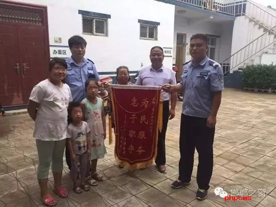 8月份，雞澤縣局店上派出所在開展入戶訪查工作中了解到，2011年，浮東三村村民孟某與外地女子唐某（云南省昭通市人）結(jié)婚，戶口沒有遷移，因是二婚，妻子唐某帶有的三個孩子也跟隨孟某生活，三個孩子均沒有戶口。不幸的是，其妻子唐某在2015年年底因車禍死亡，三個孩子無法取得醫(yī)學證明，就一直未能申報戶口。民警在獲悉此情況后，主動上門對這3個無戶口孩子進行入戶調(diào)查，經(jīng)過一周的緊張工作，雞澤縣局店上派出所會同縣局戶政股為這3個孩子解決了戶口問題，最終將3個孩子的戶口頁交到孟某手中。