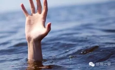 8月11日下午4點左右，邯鄲臨漳縣油房村村主任程艮生像往常一樣在自己負責的區(qū)域巡查，在快要接近漳河時，程艮生發(fā)現(xiàn)不遠處有兩個人在水里撲騰。程艮生用盡全力將兩人救上岸。“兩個孩子才十八九歲，正值大好年華?！被貞浧甬敃r情形，程艮生依然心有余悸。